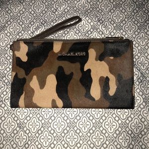 ✨Michael Kors Camouflage Wristlet✨